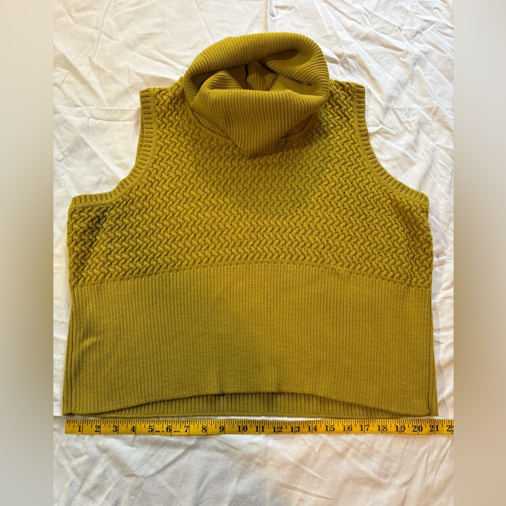 ST JOHN sweater vest. Size XL